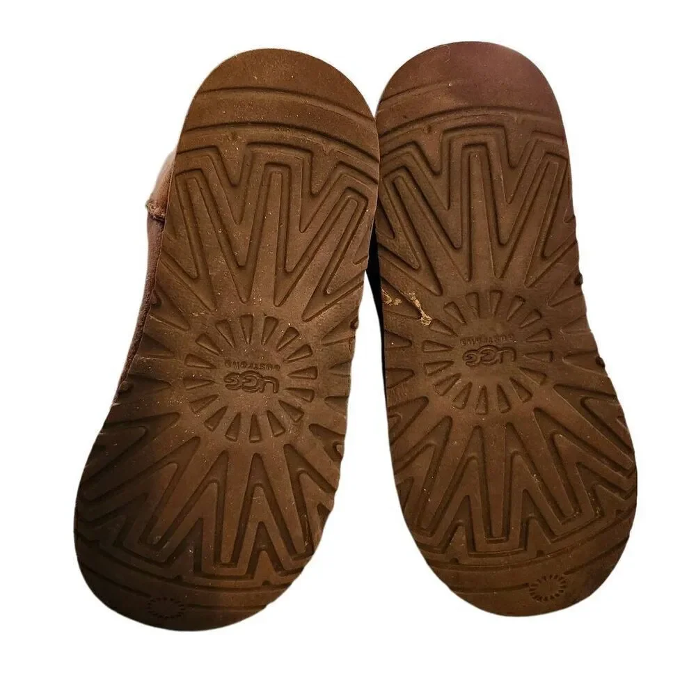 UGG Australia Classic Short 5251Y Boot Brown Size 6 In Very Good Condition